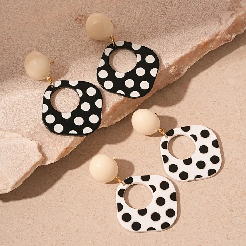 Schwarz-Weiße Polka Dot Acryl Ohrringe | Trend Schmuck Damen