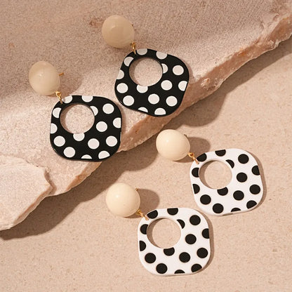Schwarz-Weiße Polka Dot Acryl Ohrringe | Trend Schmuck Damen